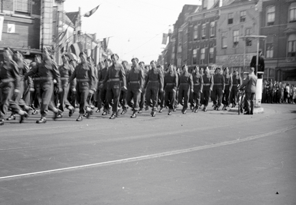 831673 Afbeelding van de Church Parade op de hoek van de Neude, Lange Jansstraat en Voorstraat te Utrecht.N.B. De ...